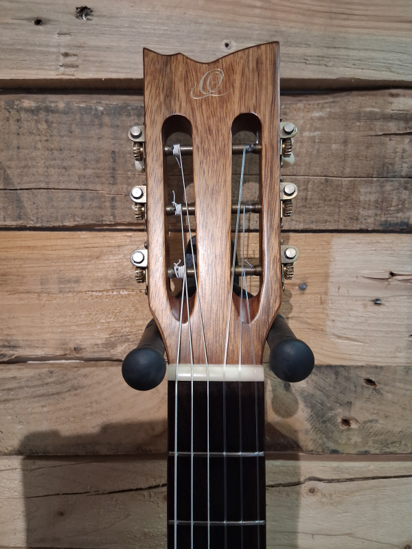 Ortega Coral-NY, Fichte massiv/ Dao, Tonabnehmer, Cutaway, 46mm Sattelbreite, 2nd Hand